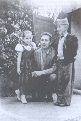 Fidel Castro con su hijo Fidelito y Temita Tasende en la casa de Emilio Castelar 213, colonia Polanco, Ciudad México, principios de septiembre de 1956.