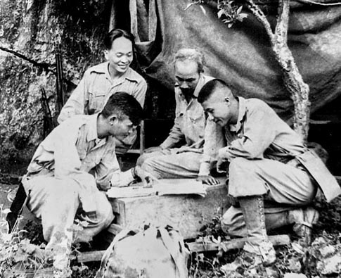 El General Giap (segundo a la izquierda) con el líder de la revolución vietnamita Ho Chi Minh (a su lado), en el año 1950.
