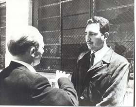 En medio de los preparativos, Fidel tuvo que enfrentar muchos momentos azarosos, en la foto dialoga con uno de los abogados tras las detenciones de expedicionarios por la Policía Federal en el mes de julio.