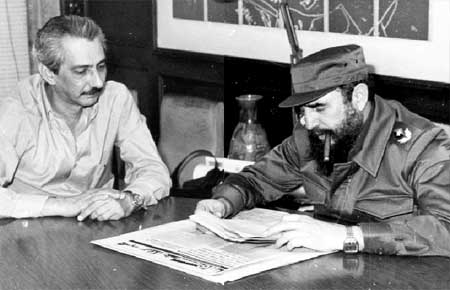 Durante una visita a la redacción de Granma. A su lado, Jorge Enrique Mendoza, quien fue director de ese periódico durante muchos años.