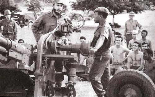 El lunes 28 de octubre de 1962 el periódico Revolución publicó la foto del inolvidable momento en que Fidel dialoga con Alberto (derecha), al pie de un cañón, en el Instituto de Ciencias Básicas y Preclínicas Victoria de Girón.