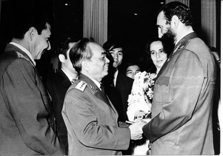 El Comandante en Jefe Fidel Castro y el General de Ejército Raúl Castro reciben al estratega vietnamita en La Habana.