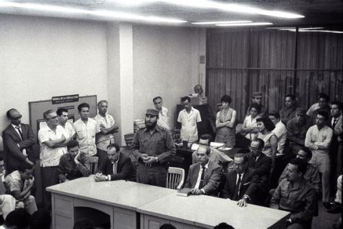 Fidel en el periódico Hoy informando a los trabajadores de la creación de Granma.