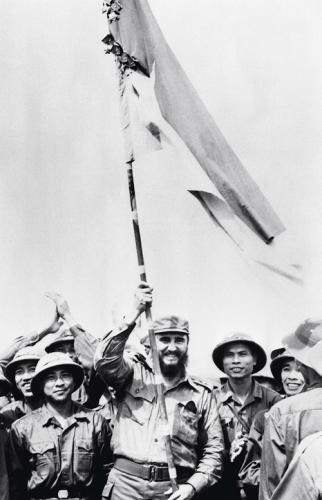 Fidel ondea la bandera de Vietnam tras la victoria