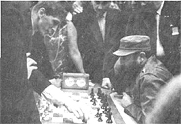 Robert Fischer en la Olimpiada de 1966, junto al mexicano Filiberto Terrazas, sostuvo la famosa partida en consulta contra Fidel y Tigran Petrosian, entonces campeón mundial.