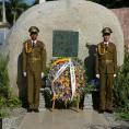 Sendos ramos de flores dedicados por Raúl y Díaz-Canel al Comandante en Jefe Fidel Castro Ruz en el Día de los Padres fueron depositados ante la roca monumento que guarda sus cenizas. Foto del autor