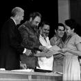Fidel Castro entregando diplomas en la primera graduación de los Institutos Superiores Pedagógicos. Participaron además Jorge Risquet, José Ramón Fernández y Jorge Lezcano. Foto: Jorge Oller