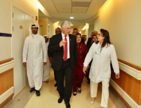 Este domingo en la tarde (hora local), el primer secretario del Comité Central del Partido Comunista y presidente de la República de Cuba, Miguel Díaz-Canel Bermúdez, visitó el “Hospital de los cubanos” -enclavado en Dukhan. Foto: Estudios Revolución.