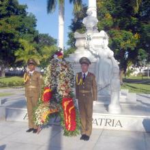 En el monumento que guarda los restos de Céspedes fue colocada una ofrenda floral en nombre del pueblo de Cuba. Foto: Periódico Sierra Maestra