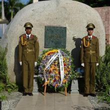 Deux couronnes de fleurs ont été déposées au nom de Raul et de Diaz-Canel au pied de la roche qui renferme les cendres du commandant en chef Fidel Castro Ruz à l'occasion de la Fête des pères. Photo: Eduardo Palomares