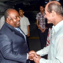 Rogelio Sierra (D), Viceministro de Relaciones Exteriores de Cuba, recibió a Ali Bongo Ondimba, Presidente de la República Gabonesa, en el Aeropuerto Internacional José Martí, en La Habana, el 6 de julio de 2017.Foto: Marcelino Vázquez