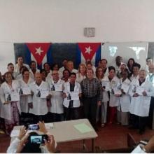 El embajador cubano en Gambia Rubén Abelenda se dirige al personal médico cubano que labora en ese país africano. 