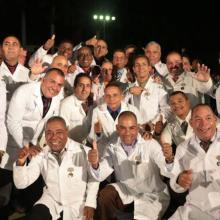 Colaboradores cubanos de la Brigada Henry Reeve que participaron en el combate contra el virus del Ébola en África Occidental fueron condecorados con la medalla conmemorativa 60 Aniversario de las FAR. Foto: Yaimí Ravelo 