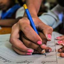Estudiantes cubanos práctican la caligrafía
