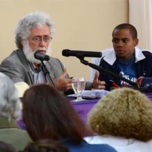 El Dr. en Ciencias Luis Toledo Sandé , durante una conferencia magistral, en la Edición XLII del Seminario Nacional Juvenil de Estudios Martianos, junto Yusuam Palacios Ortega , Presidente del Movimiento Juvenil, en el Centro de Convenciones Santa Cecilia.