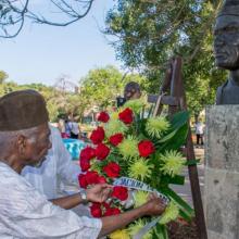 El guineano Bengaly deposita una ofrenda floral ante el busto del extinto presidente de Guinea Ahmed Sekou Touré en el parque de los Próceres en el municipio habanero de Playa, en nombre de la Asociación de Amistad con Cuba en República de Guinea, la cual él preside. Foto: Orlando Perera