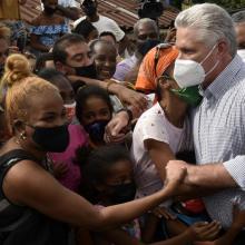 Miguel Díaz-Canel Bermúdez ha señalado que el que no se sensibilice con los temas de los barrios no se sensibiliza con nada El Primer Secretario del Partido y Presidente de la República Miguel Díaz-Canel Bermúdez ha señalado que el que no se sensibilice con los temas de los barrios no se sensibiliza con nada. Foto: Estudios Revolución Miguel Díaz-Canel Bermúdez ha señalado que el que no se sensibilice con los temas de los barrios no se sensibiliza con nada El Primer Secretario del Partido y Presidente de la República Miguel Díaz-Canel Bermúdez ha señalado que el que no se sensibilice con los temas de los barrios no se sensibiliza con nada. Foto: Estudios Revolución