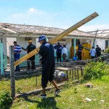 La Brigada Martha Machado impulsa la rehabilitación de una escuela primaria en el poblado de La Coloma, Pinar del Río, dañada por el huracán Ian. Foto: José Manuel Correa