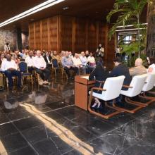 A un ser humano extraordinario homenajearon los máximos dirigentes del país, con su presencia en el emblemático salón Portocarrero, del Palacio de la Revolución. Foto: Estudios Revolución