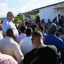 El Primer Ministro compartió con los pobladores y les aseguró que «seguiremos viniendo en busca de alternativas». Foto: Estudios Revolución