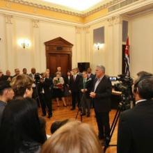 Lo primero que hizo este domingo el Presidente Díaz-Canel al llegar a tierra neoyorkina, fue encontrarse y conversar con los diplomáticos cubanos que representan a la mayor de las Antillas desde la sede de la Misión Permanente de Cuba en las Naciones Unidas. Foto: Estudios Revolución