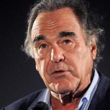 El cineasta Oliver Stone firmó la petición en línea para entregar el Nobel de la Paz a la brigada médica cubana Henry Reeve
