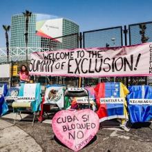 La denuncia a los efectos del criminal bloqueo económico, comercial y financiero impuesto por EE. UU. en el desarrollo social de Cuba estuvo presente en la Cumbre de los Pueblos. Foto: @peoplessummit22