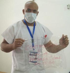 El licenciado en Enfermería que ronda los 50 años, trabaja seis días a la semana atrapado en trajes de protección y mascarillas, inhalando su propio aliento y escuchando el eco de su voz. Foto: Cortesía del entrevistado. El licenciado en Enfermería que ronda los 50 años, trabaja seis días a la semana atrapado en trajes de protección y mascarillas, inhalando su propio aliento y escuchando el eco de su voz. Foto: Cortesía del entrevistado.