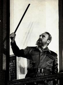 Fidel levanta la réplica del machete de Maceo, que le fue entregada en el acto por el 35 aniversario de la Revolución, en Santiago de Cuba. Foto: Ismael Francisco. Fidel levanta la réplica del machete de Maceo, que le fue entregada en el acto por el 35 aniversario de la Revolución, en Santiago de Cuba. Foto: Ismael Francisco.