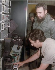 En 1981, momento en que se le explica al Comandante en Jefe Fidel Castro en que consistía la tecnología SUMA y sus posibilidades, como parte de una exposición de resultados avanzados de las investigaciones en las Ciencias Médicas. Foto: Archivo