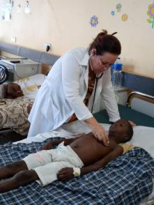 Doctora Ángela Caridad Otero Mustelier en la consulta pediátrica en Gambia. Foto: Cortesía de la entrevistada Doctora Ángela Caridad Otero Mustelier en la consulta pediátrica en Gambia. Foto: Cortesía de la entrevistada