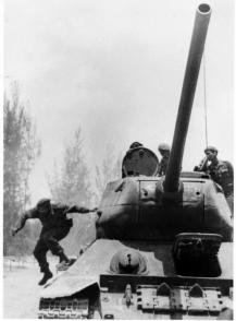 Fidel descendiendo del tanque T-34 en la Invasión a Playa Giron. abril de 1961. Foto: Tirso Martínez