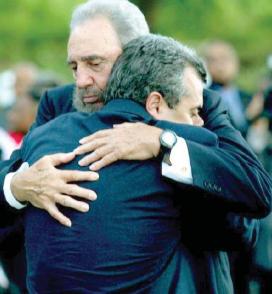 Fidel estrecha en un abrazo a Carlos Alberto Cremata, hijo de una de las víctimas del acto terrorista que derribara un avión en pleno vuelo en las costas de Barbados, arrebatando la vida de 73 personas. Foto: Cortesía de Carlos Alberto Cremata