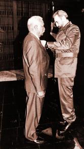 El Comandante en Jefe impuso a Almeida el título de Héroe de la República de Cuba. Foto: Estudios Revolución