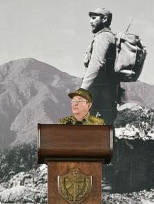 Raúl Castro pronuncia discurso en el acto político cultural en homenaje póstumo al líder histórico de la Revolución cubana, Fidel Castro Ruz, en la Plaza Mayor General Antonio Maceo Grajales, de Santiago de Cuba