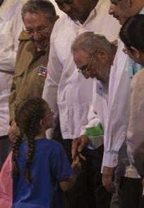 Fidel Castro junto a niños en la gala cultural por el cumpleaños 90 de Fidel Castro