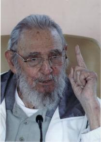 Fidel Castro le habla a los integrantes de la escuela Vilma Espín