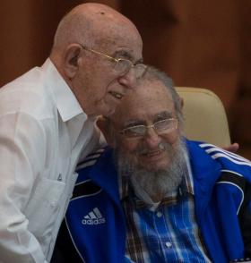 Fidel Castro y Machado Ventura en el 7 Congreso del PCC