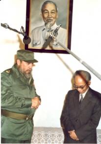 Recibe la Medalla Ho Chi Minh durante una visita a Vietnam