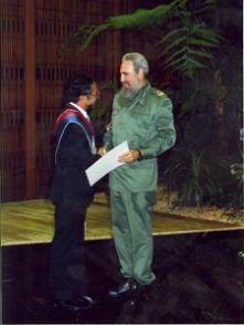 Fidel Castro recibe Título de Doctor Honoris Causa de la Universidad Técnica de Oruro