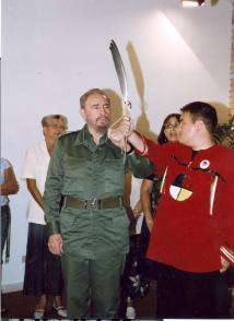 Fidel Castro Ruz junto a Daniel Daniel Yang, dirigente juvenil del Movimiento Indio Americano