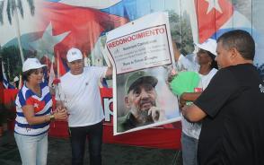 Los máximos dirigentes del Partido y el gobierno en Camajuaní recibieron el reconocimiento como municipio ganador de la conmemoración por el aniversario 58 del Triunfo de la Revolución (Foto: Ramón Barreras Valdés)