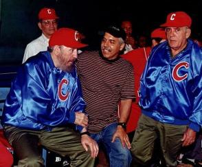 Roberto Chile conversa con Fidel en el Estadio Latinoamericano durante el juego amistoso de Beísbol Cuba-Venezuela (a la izquierda el entonces Jefe de su escolta, general José Delgado. Foto: Cortesía de Roberto Chile. Roberto Chile conversa con Fidel en el Estadio Latinoamericano durante el juego amistoso de Beísbol Cuba-Venezuela (a la izquierda el entonces Jefe de su escolta, general José Delgado. Foto: Cortesía de Roberto Chile.