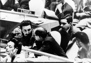 Fidel Castro junto al canciller Raúl Roa durante la intevención que ofrece Nikita Jruschov, primer ministro de la URSS. Foto: Alberto Korda. Fidel Castro junto al canciller Raúl Roa durante la intevención que ofrece Nikita Jruschov, primer ministro de la URSS. Foto: Alberto Korda.