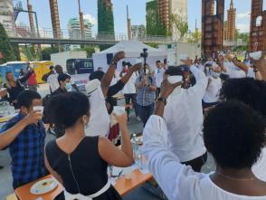 Médicos cubanos celebran con sus pacientes en Turín Médicos cubanos celebran con sus pacientes en Turín
