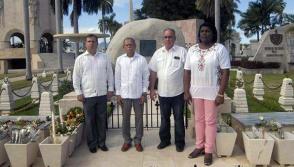 De izquierda a derecha Fernando González Llort, presidente del Instituto Cubano de Amistad con los Pueblos (ICAP), el independentista puertorriqueño Oscar López Rivera, Lázaro Expósito, Secretario del Partido en Santiago de Cuba y Beatriz Johnson Urrutia, Presidenta de la Asamblea Provincial del Poder Popular, rinden homenaje al Comandante en Jefe Fidel Castro Ruz en el monolito donde descasan sus cenizas en el cementerio Santa Ifigenia de Santiago de Cuba. Foto: Miguel Rubiera/ ACN. De izquierda a derecha Fernando González Llort, presidente del Instituto Cubano de Amistad con los Pueblos (ICAP), el independentista puertorriqueño Oscar López Rivera, Lázaro Expósito, Secretario del Partido en Santiago de Cuba y Beatriz Johnson Urrutia, Presidenta de la Asamblea Provincial del Poder Popular, rinden homenaje al Comandante en Jefe Fidel Castro Ruz en el monolito donde descasan sus cenizas en el cementerio Santa Ifigenia de Santiago de Cuba. Foto: Miguel Rubiera/ ACN.