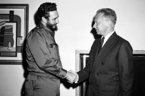 Fidel Castro se reúne con el Secretario General de la ONU Dag Hammarskjold, 22 de abril de 1959. Foto: Revolución / Sitio Fidel Soldado de las Ideas. Fidel Castro se reúne con el Secretario General de la ONU Dag Hammarskjold, 22 de abril de 1959. Foto: Revolución / Sitio Fidel Soldado de las Ideas.