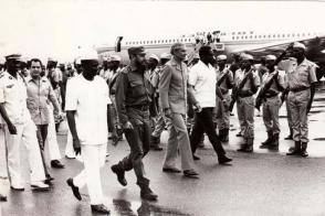 El Comandante en Jefe Fidel Castro Ruz llega al aeropuerto de Conakry en septiembre de 1973, en compañía de Michael Manley, primer ministro de Jamaica y Forbes Burnham, primer ministro de Guyana, a la derecha en la imagen. Fueron recibidos por el presidente guineano Sekou Toure, a la izquierda. El Comandante en Jefe Fidel Castro Ruz llega al aeropuerto de Conakry en septiembre de 1973, en compañía de Michael Manley, primer ministro de Jamaica y Forbes Burnham, primer ministro de Guyana, a la derecha en la imagen. Fueron recibidos por el presidente guineano Sekou Toure, a la izquierda.