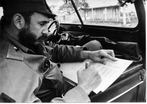 Incansable trabajador, el Comandante en Jefe Fidel Castro Ruz no desaprovechó ni un minuto en la obra de la Revolución. Foto tomada el 1ro. de febrero de 1970. Foto: Liborio Noval 