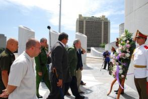 Fidel rinde tributo al Héroe Nacional, en el memorial José Martí de la capital cubana, el 26 de julio de 2010. Foto: Estudios Revolución Fidel rinde tributo al Héroe Nacional, en el memorial José Martí de la capital cubana, el 26 de julio de 2010. Foto: Estudios Revolución